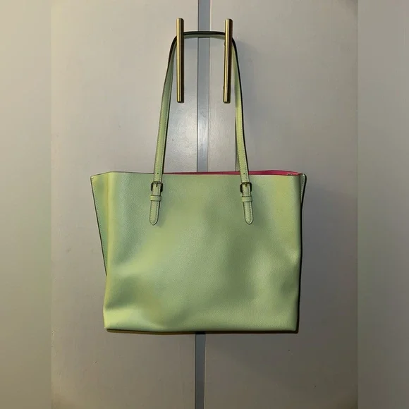 Medium size Coach purse